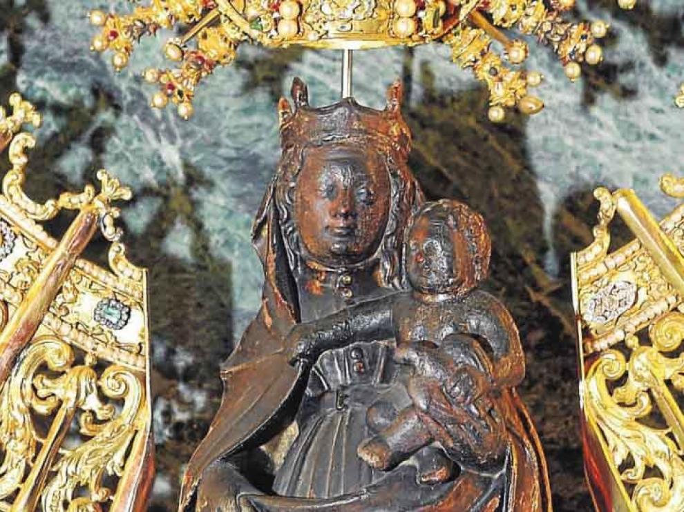La talla de la Virgen, tal cual se expone a la veneración de los fieles en su camarín. La restauración, a principios de los años 90, eliminó los problemas de conservación que sufría
