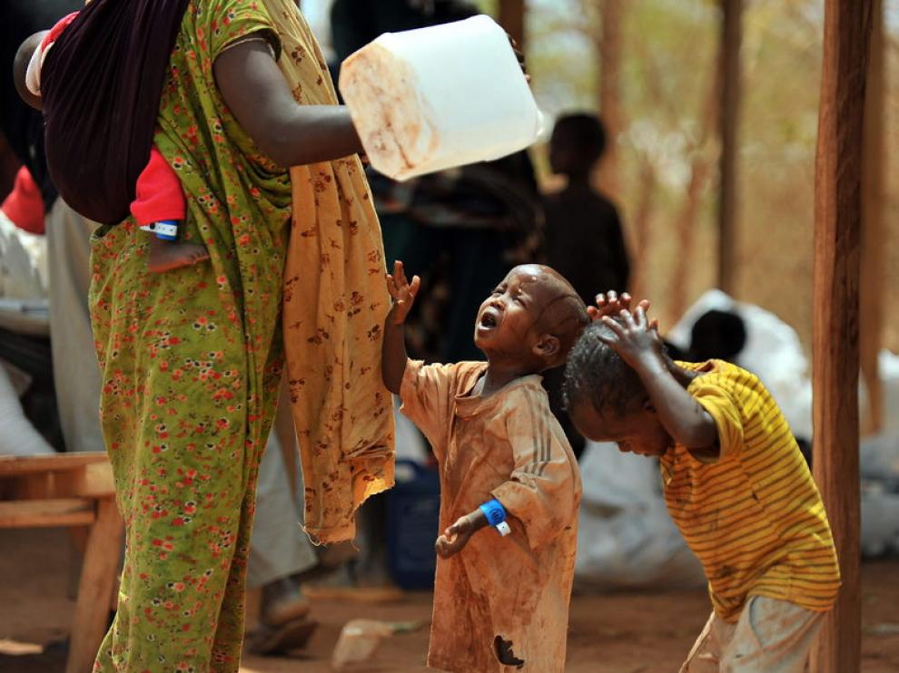 Una refugiada somalí lavando a sus hijos