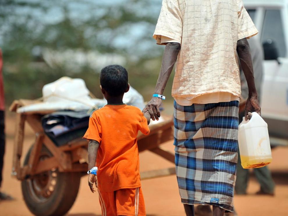 Un refugiado somalí con su hijo