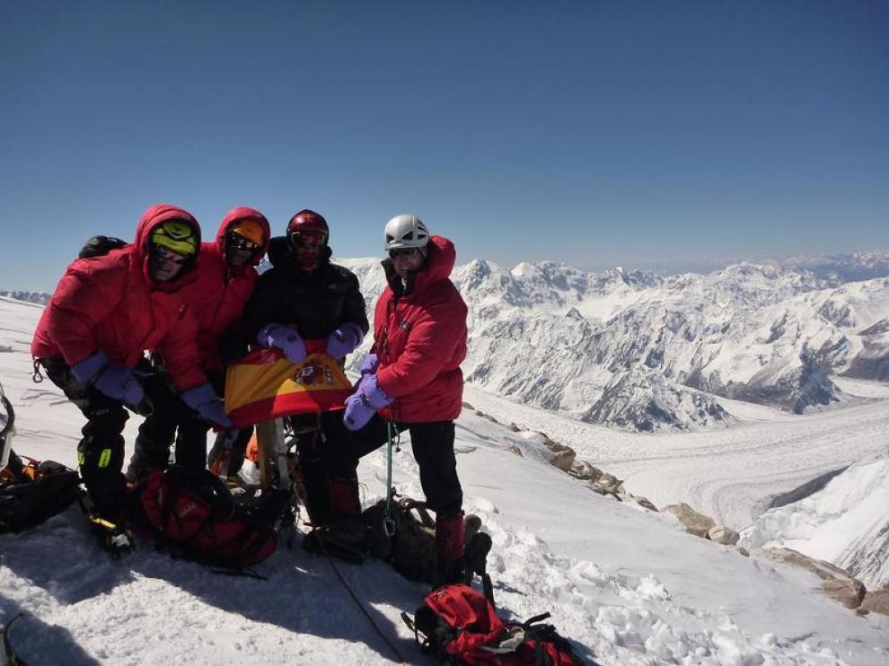 Los miembros de la expedición desplegaron la bandera de España en la cima del Khan Tengri.