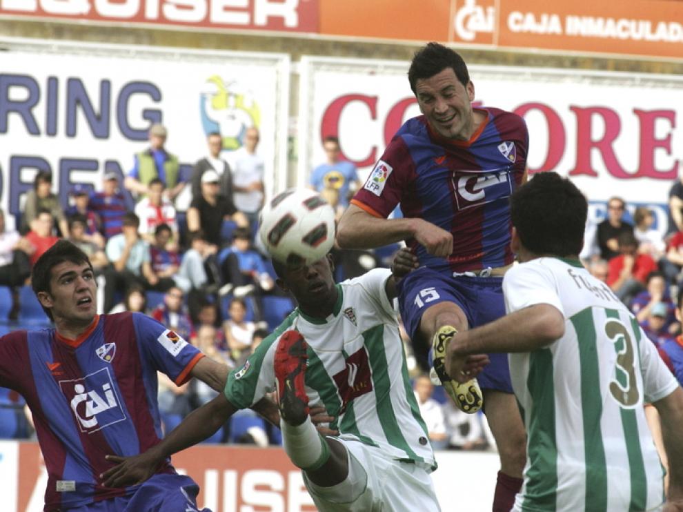 Sorribas pugna con dos contrarios en un partido del año pasado en El Alcoraz.