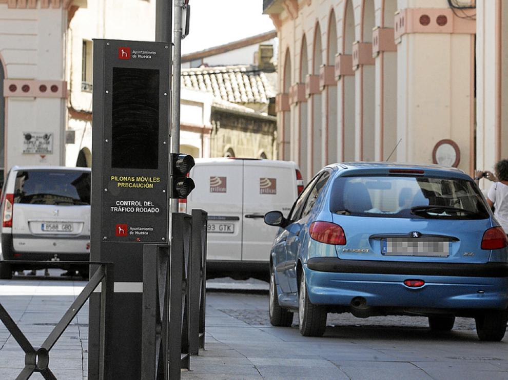 Los coches transitan ahora por uno de los laterales de la plaza.