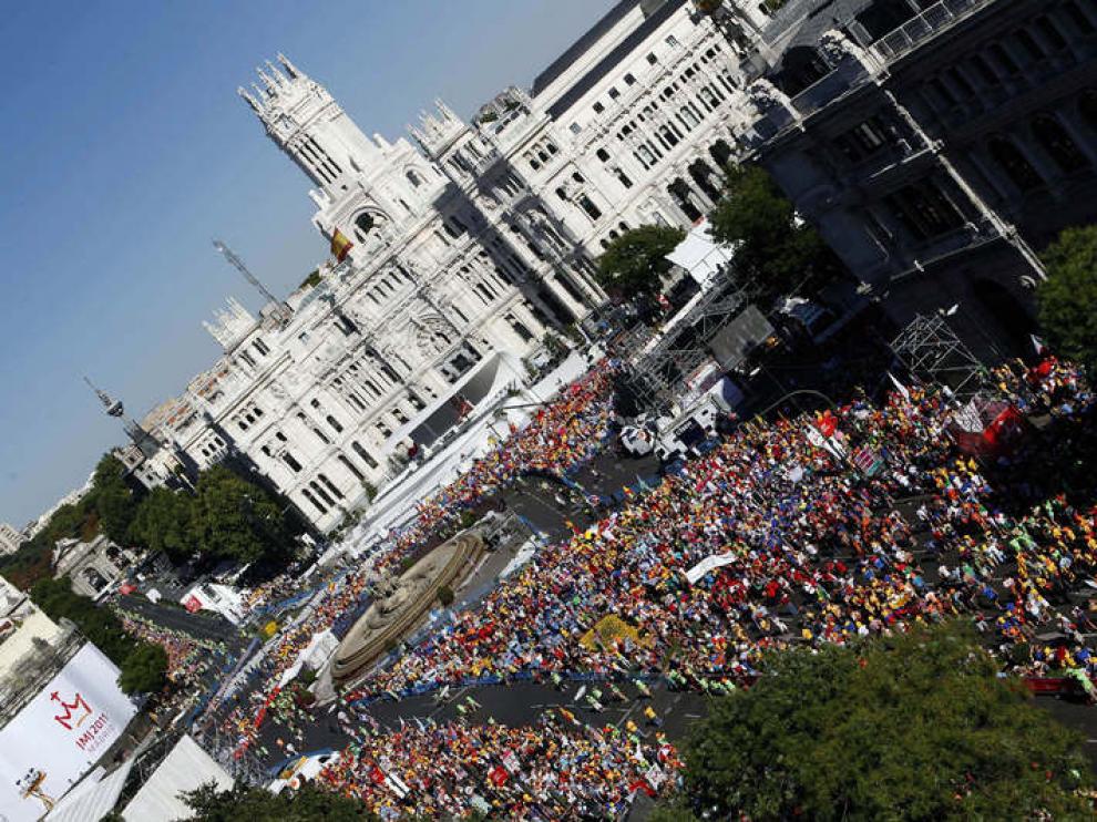 Gran afluencia de jóvenes que esperan la misa que inaugurará oficialmente la JMJ en la Cibeles