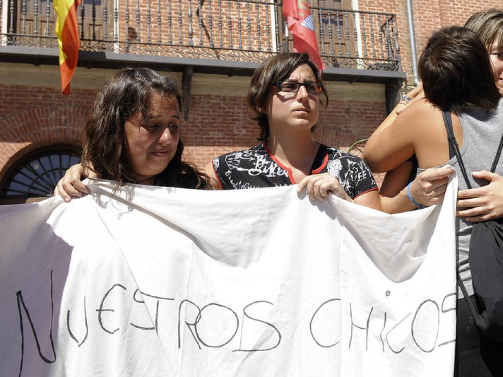 Otras cuidadoras del centro guardaron este martes un minuto de silencio por los niños