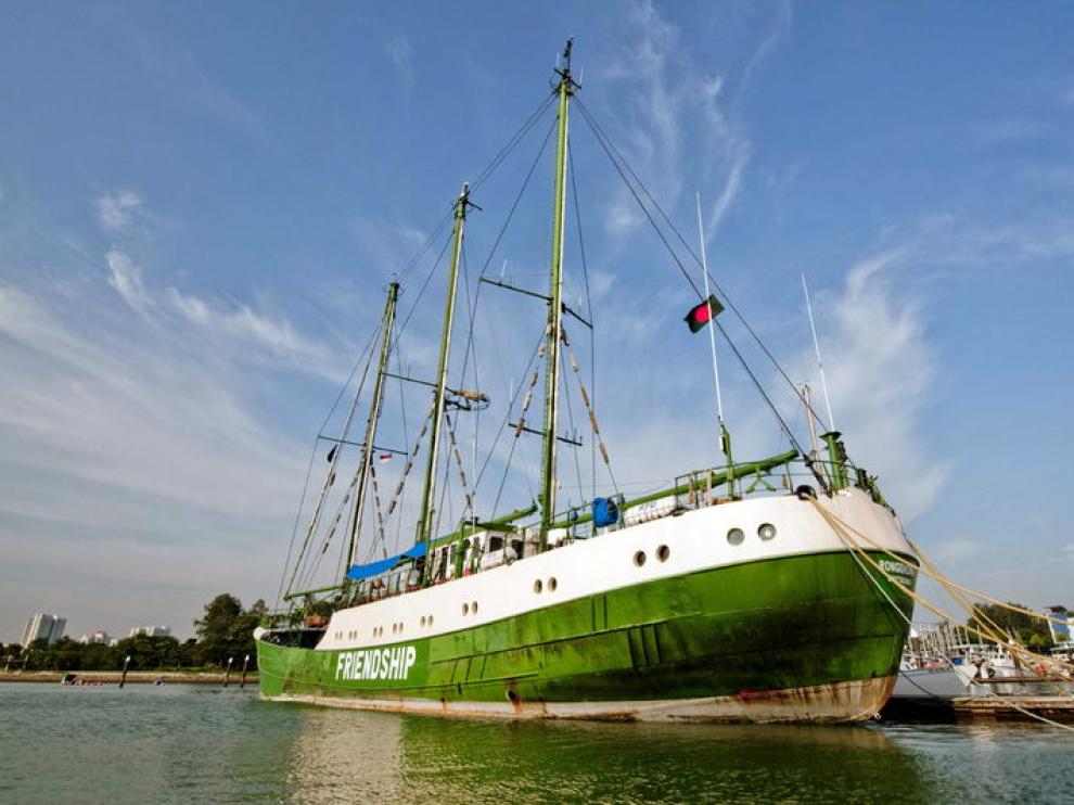 Imagen del Rainbow Warrior II en su desmantelamiento