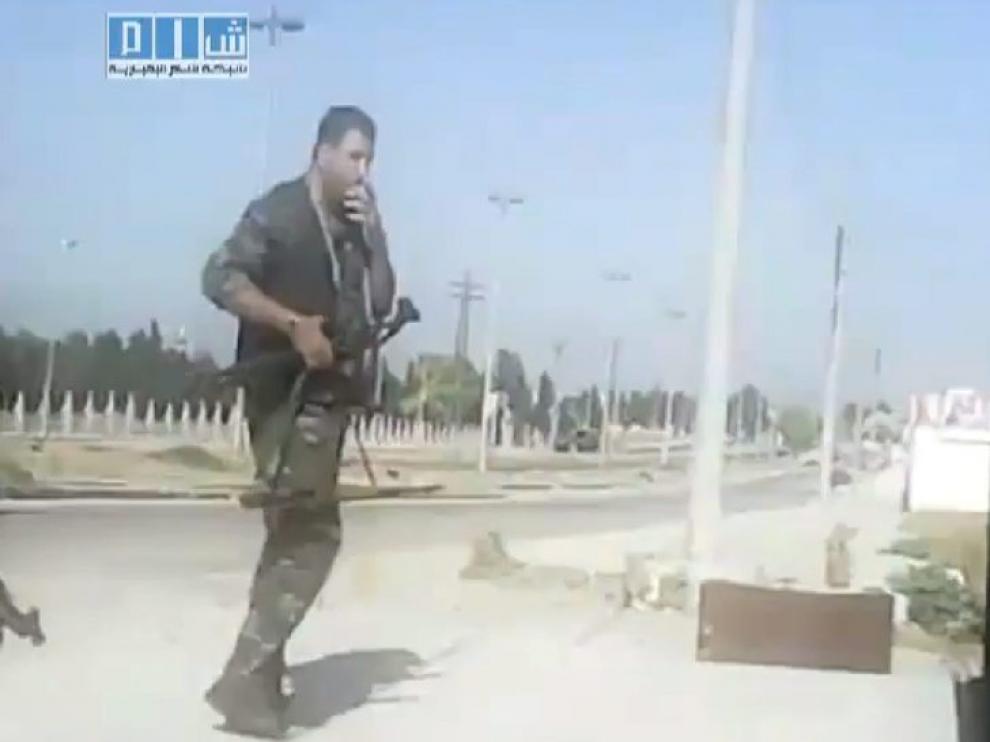 Un soldado patrulla por las calles de Homs, en Siria.