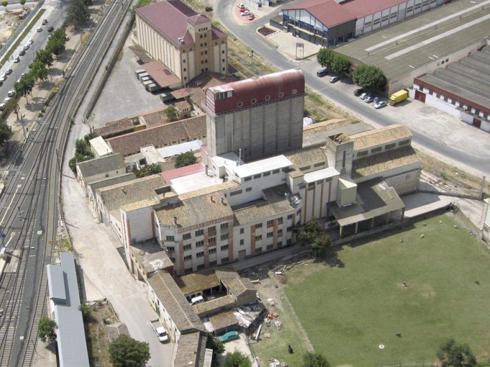 Una de las máquinas de demolición trabajaba ayer en las instalaciones de Harinas Porta.