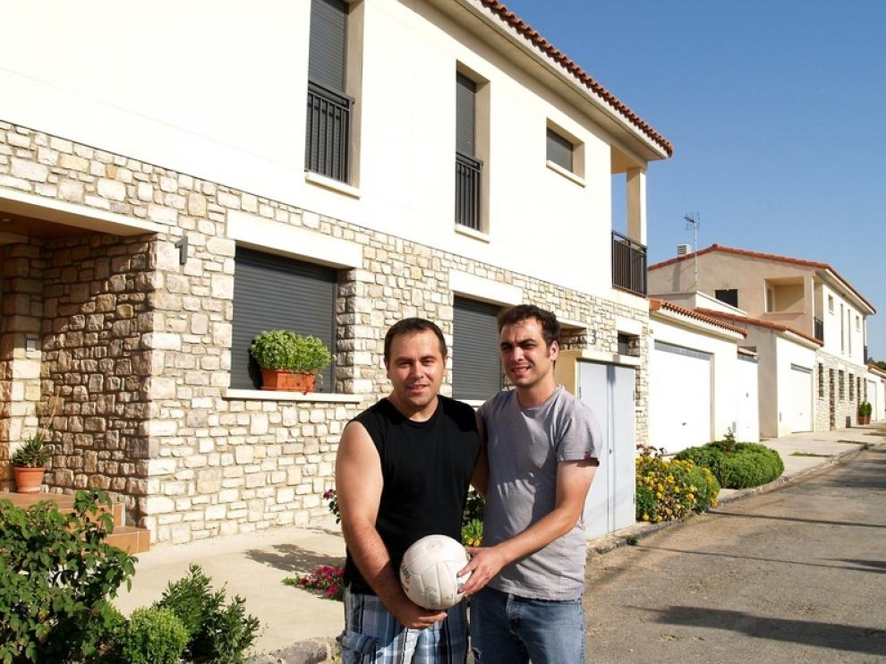 El alcalde pedanéo de Curbe, Enrique Palacín, junto a Sampériz, con un balón de voley delante de las VPO.