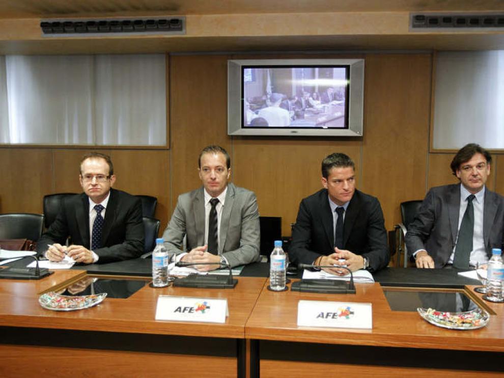 El gerente de la AFE, Luis Gil (segundo por la derecha), y otros representantes del sindicato durante la reunión con la Liga de Fútbol Profesional (LFP)