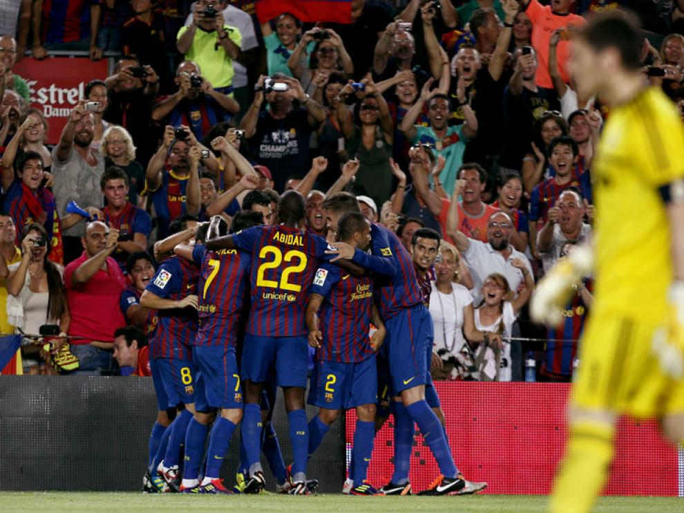 Los jugadores del FC Barcelona celebran el primer gol ante el Real Madrid