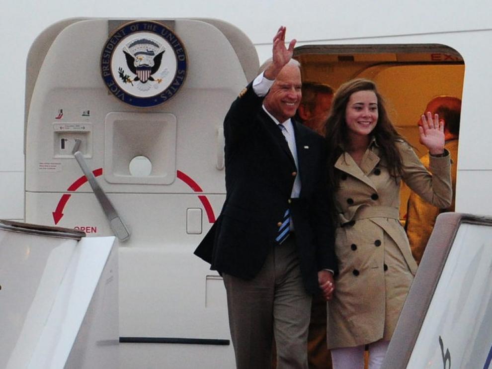 El vicepresidente de EE. UU., Joe Biden, junto a su hija, al bajar del avión que le llevó hasta Pekín