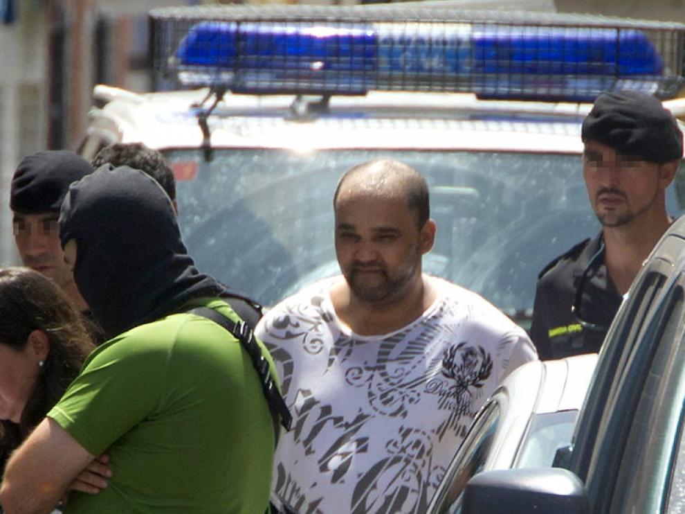 Miembros de la Guardia Civil detinen al supuesto terrorista