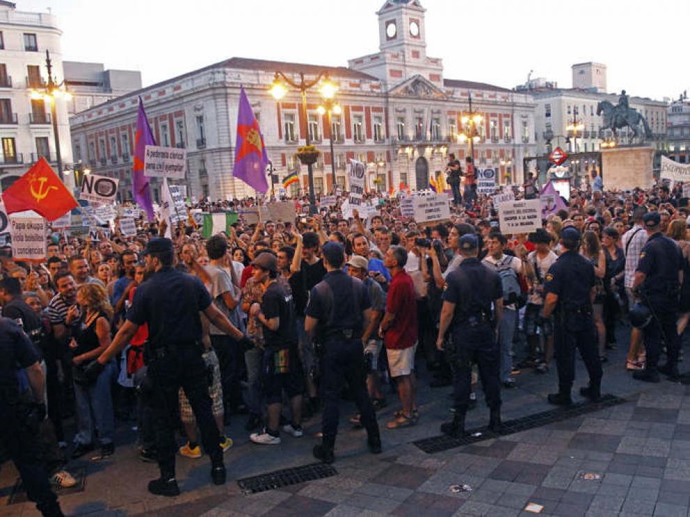 La Policía contiene a los manifestantes convocados por la organización Europa Laica