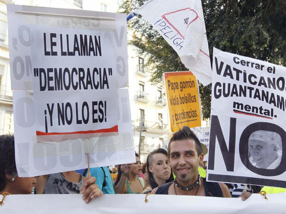 Varias personas durante la marcha laica en Madrid