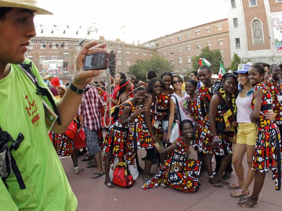 Un grupo de asistentes a las JMJ se fotografia en el Colegio Salesiano Atocha