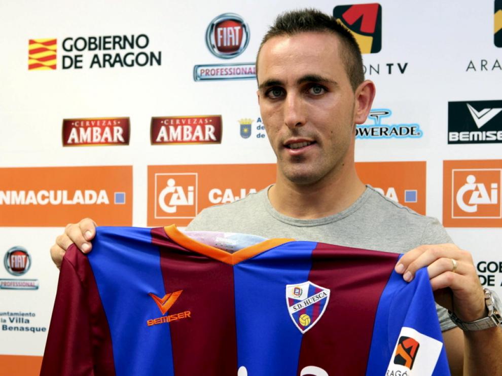 El lateral izquierdo, en su presentación con el Huesca.