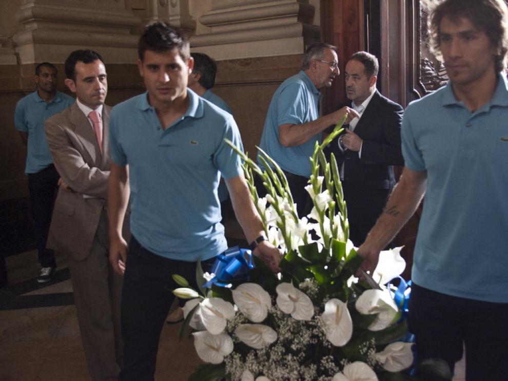 Ponzio y Paredes portan el centro ofrecido a la Virgen