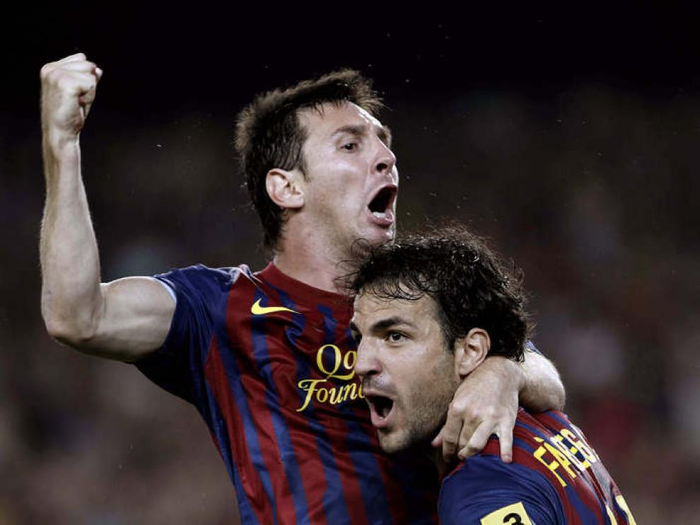 El centrocampista del FC Barcelona Cesc Fábregas (d) felicita al argentino Leo Messi tras marcar el tercer gol ante el Real Madrid