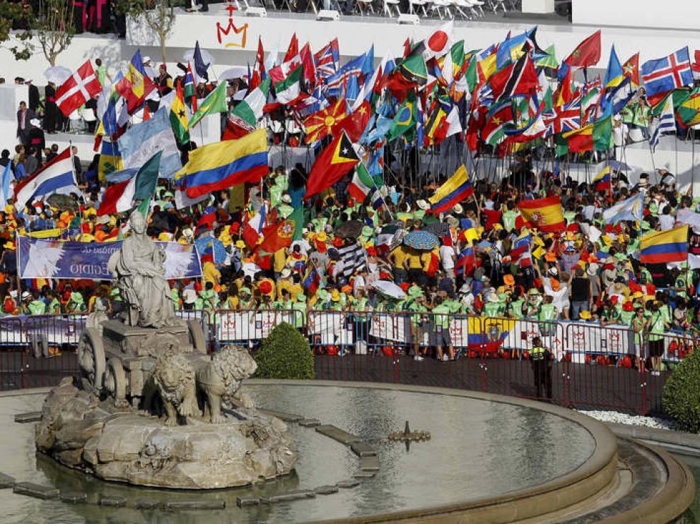 Plaza de Cibeles con miles de peregrinos