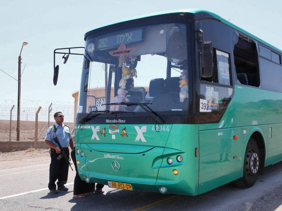 La Policía israelí custodia el autobús atacado