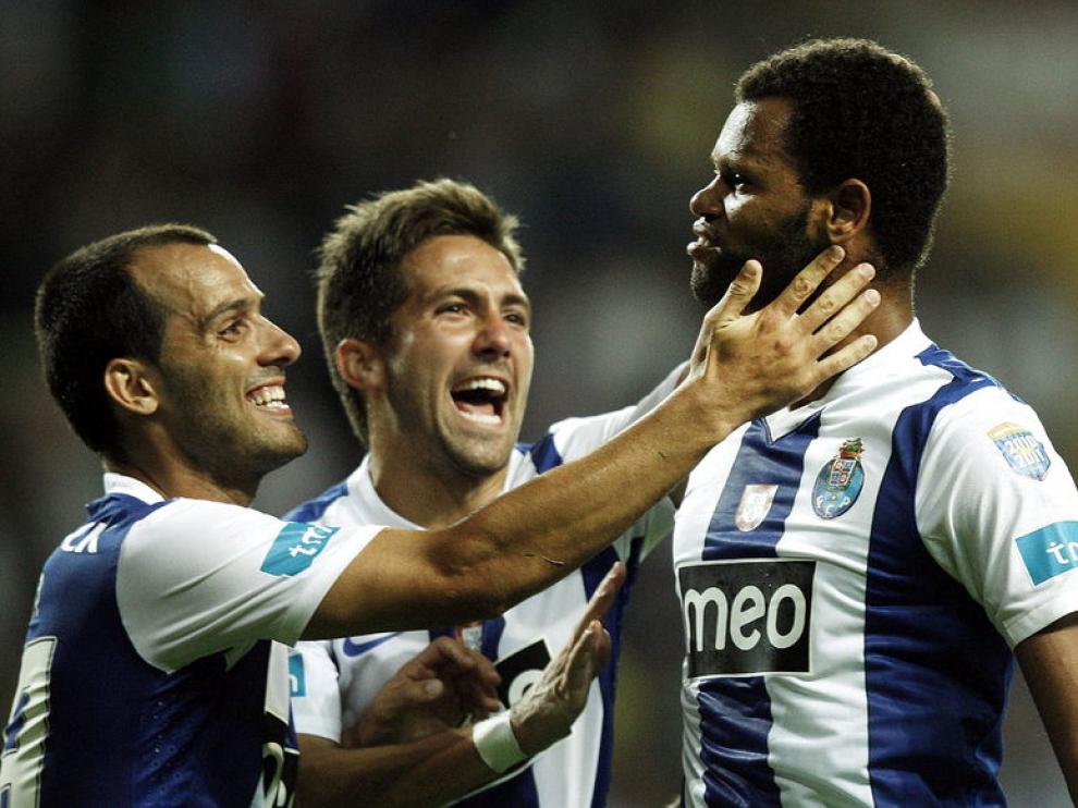 El medio portugués Ruben Micael celebra un gol con dos compañeros del Oporto