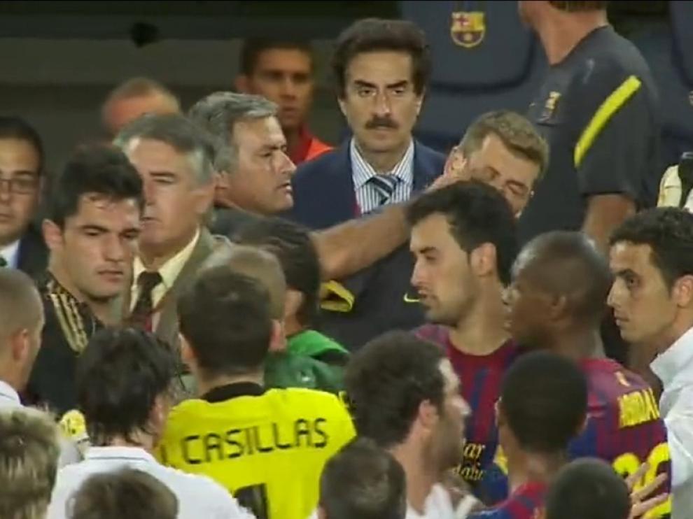 Momento en el que Mourinho mete el dedo en el ojo al ayudante de Guardiola