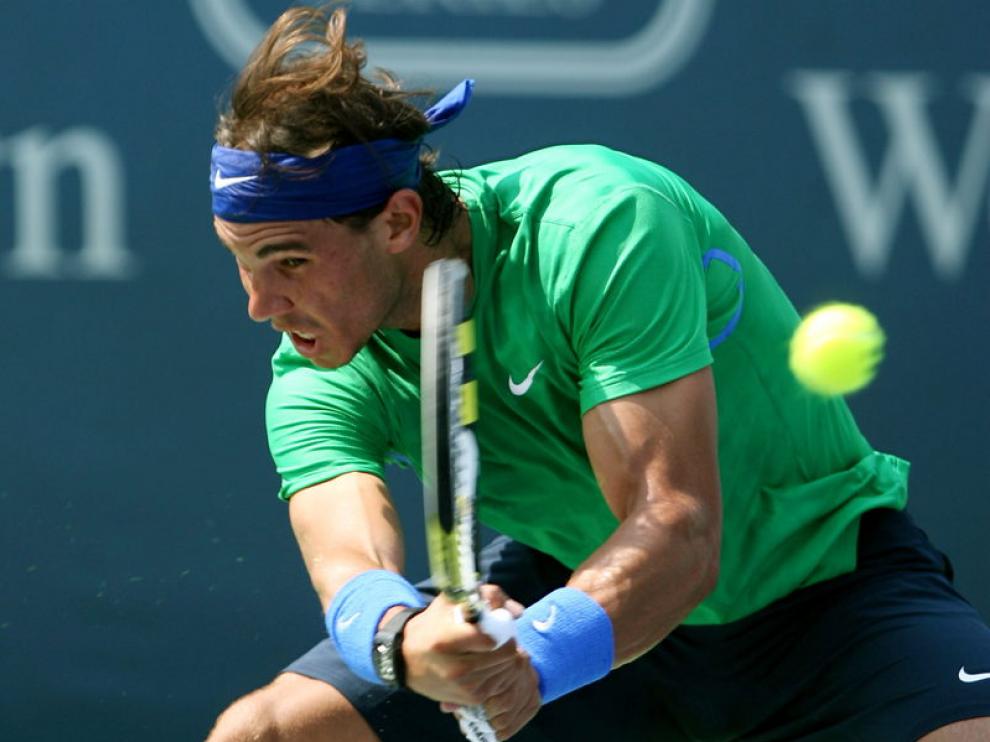 Rafael Nadal devuelve la bola a su compatriota Fernando Verdasco