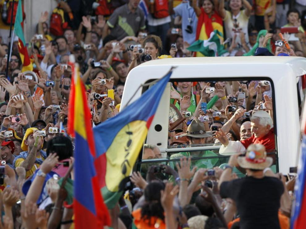 El Papa arropado por la multitud