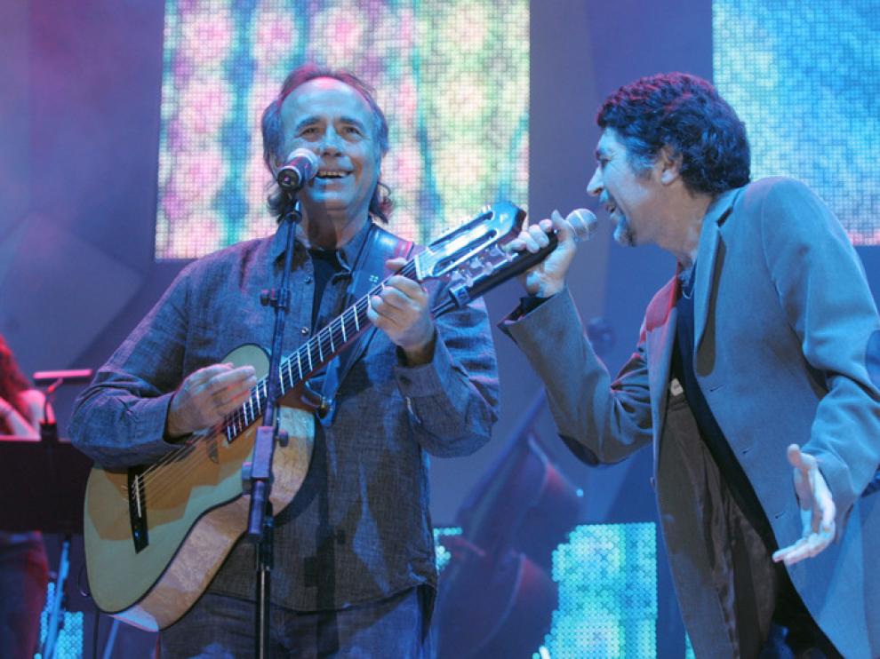 Serrat y Sabina, durante su concierto en Zaragoza con la gira 'Dos pájaros de un tiro'