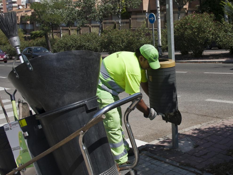 Un barrendero, trabajando este viernes en las inmediaciones del Parque Grande José Antonio Labordeta