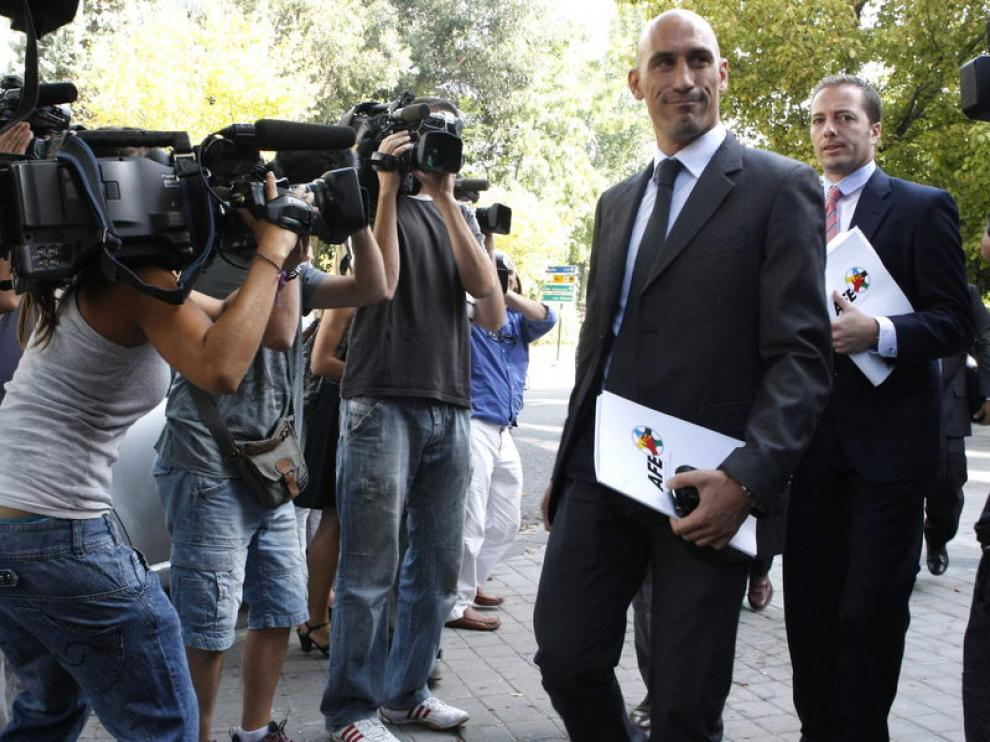 Rubiales encabeza al grupo de negociadores de la AFE a su entrada en la sede de la LFP ayer.