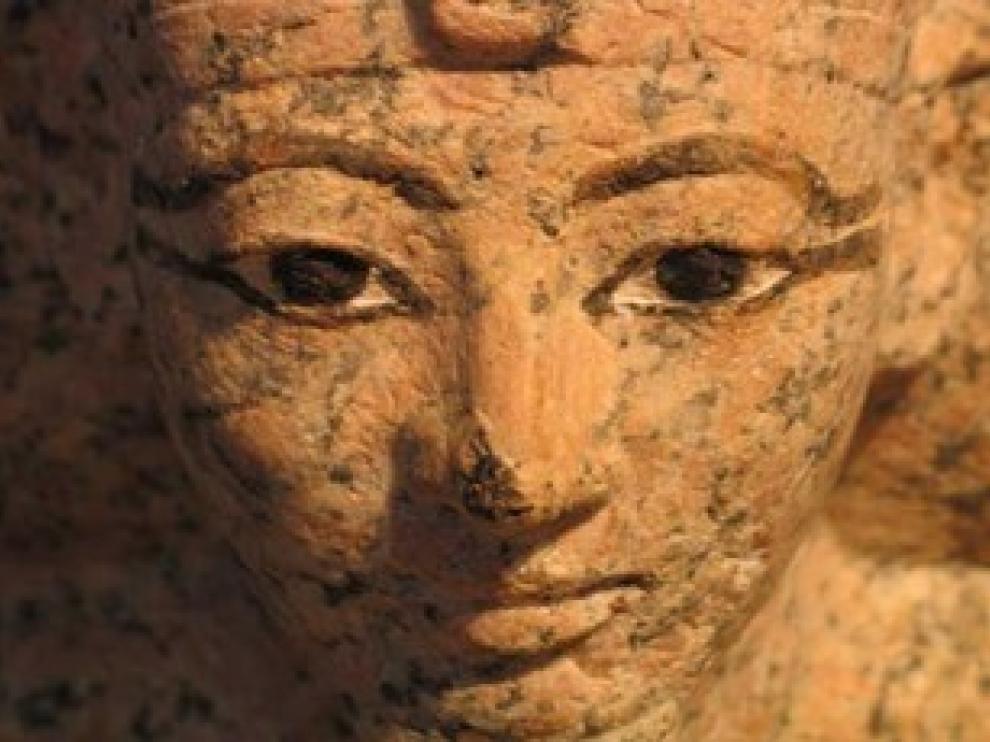 Detalle de una estatua que reproduce la imagen de la reina Hatschepsut