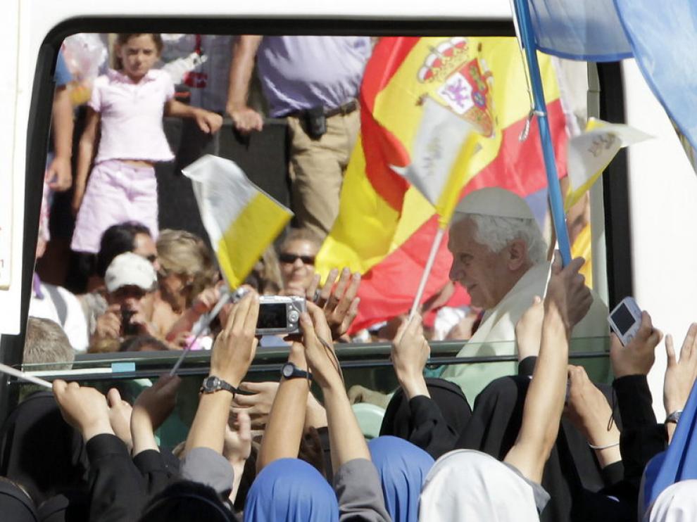 Cientos de religiosas recibieron al Papa en El Escorial