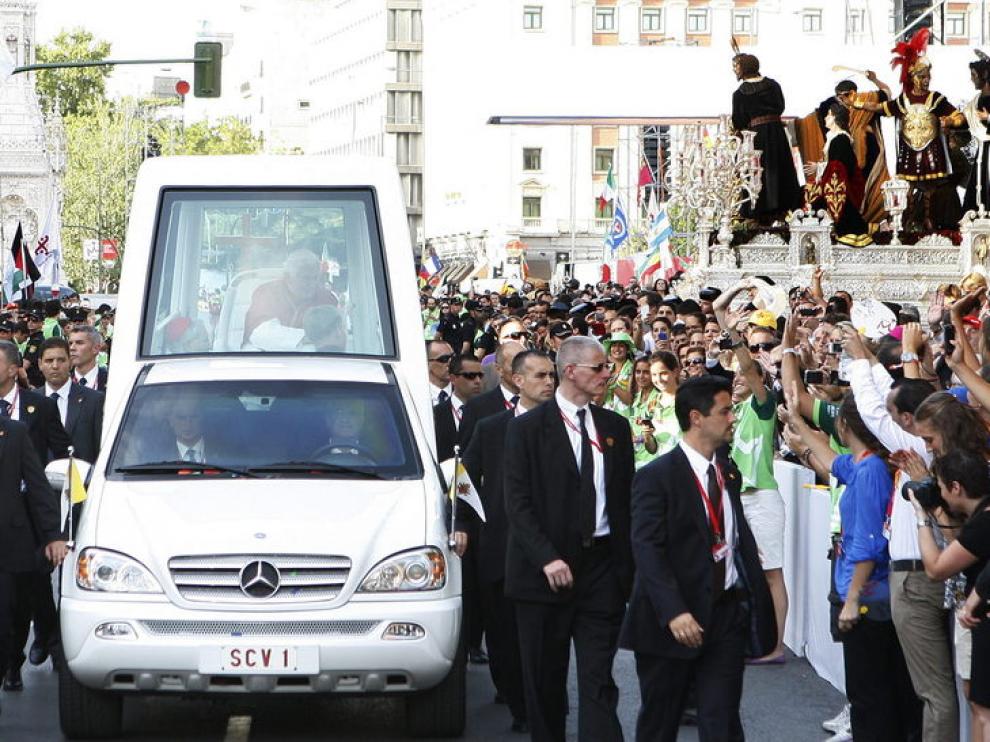 El papa Benedicto XVI a bordo del papamóvil en su última visita a España
