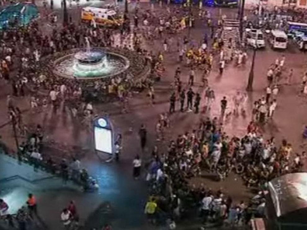 Imagen de la Puerta del Sol de Madrid pasadas las 23.00 de este viernes