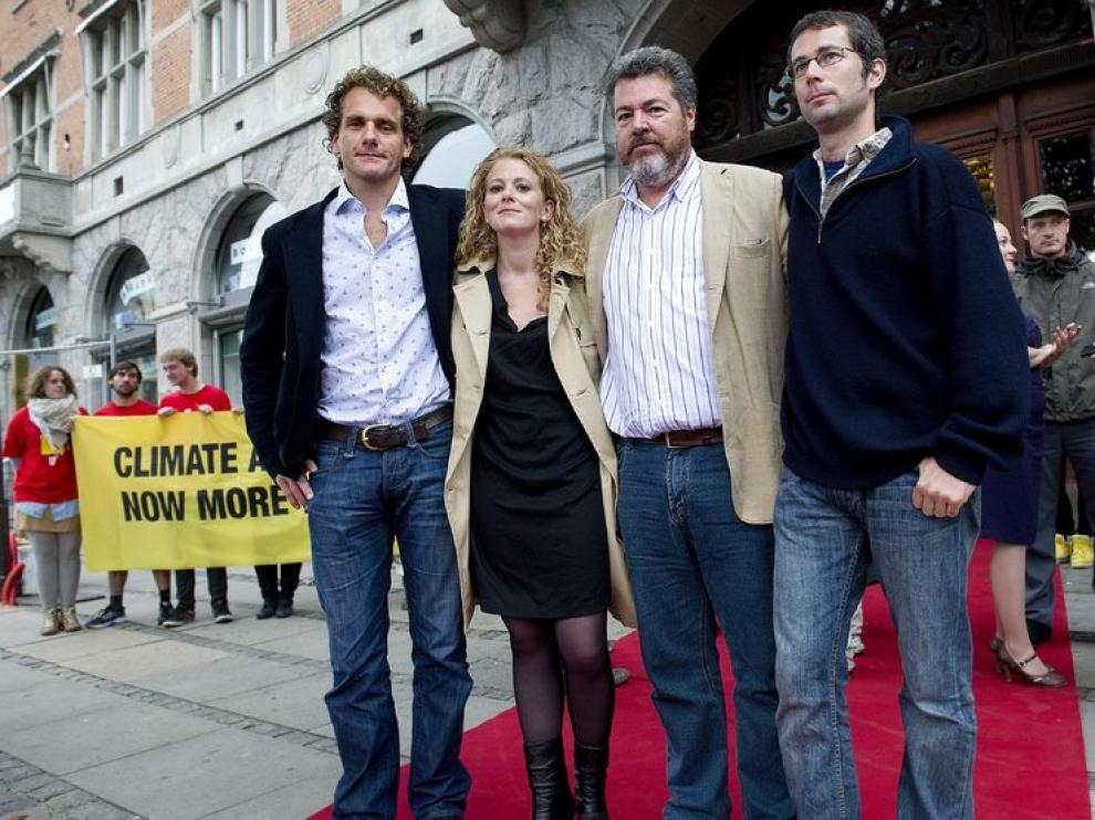 Activistas de Greenpeace junto al español Juan Lopez de Uralde frente a los juzgados de Copenhague