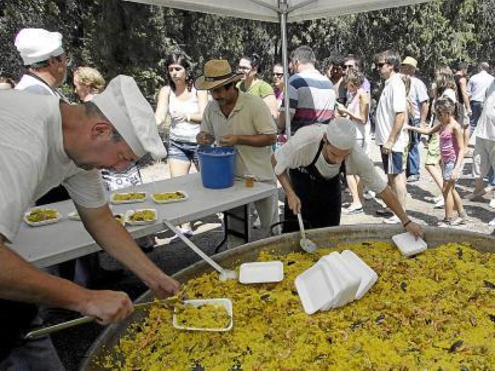 Los vecinos de Pina de Ebro, ayer en la cola donde se repartía el arroz.