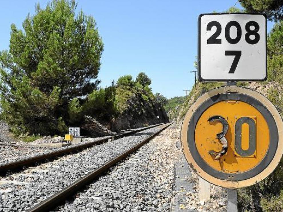 Ocho limitaciones de velocidad a 30 km/hora hipotecan el ferrocarril Teruel-Sagunto