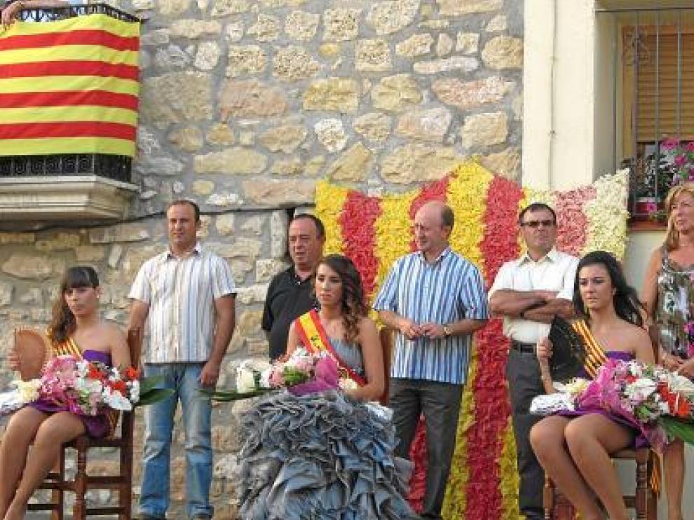 La pregonera, Carmeta Pallarés, ayer junto a las reinas de 2011.