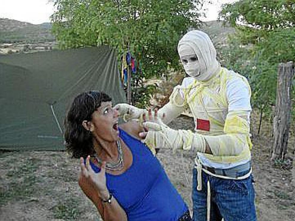 Los zombis (y los mortales) que acuden al festival de cine de terror de Obuxo acampan sobre el cementerio de Javierrelatre