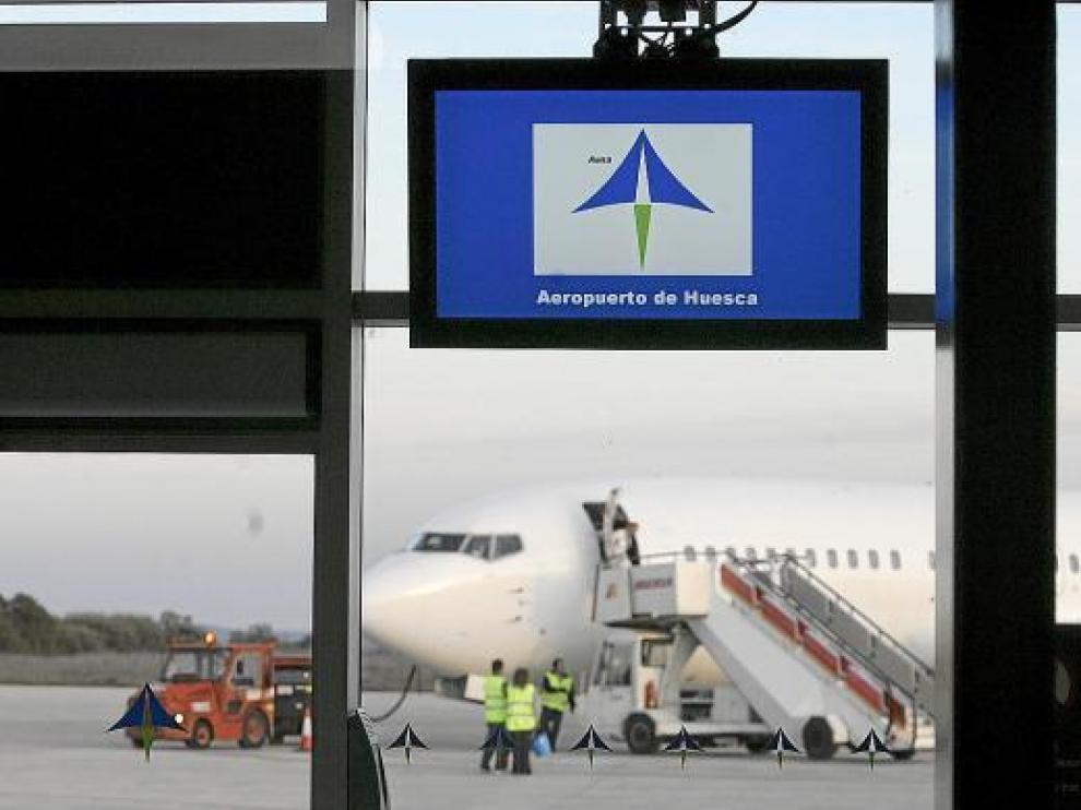 Esta imagen de un avión recién llegado al aeropuerto de Huesca podría no repetirse el próximo invierno.