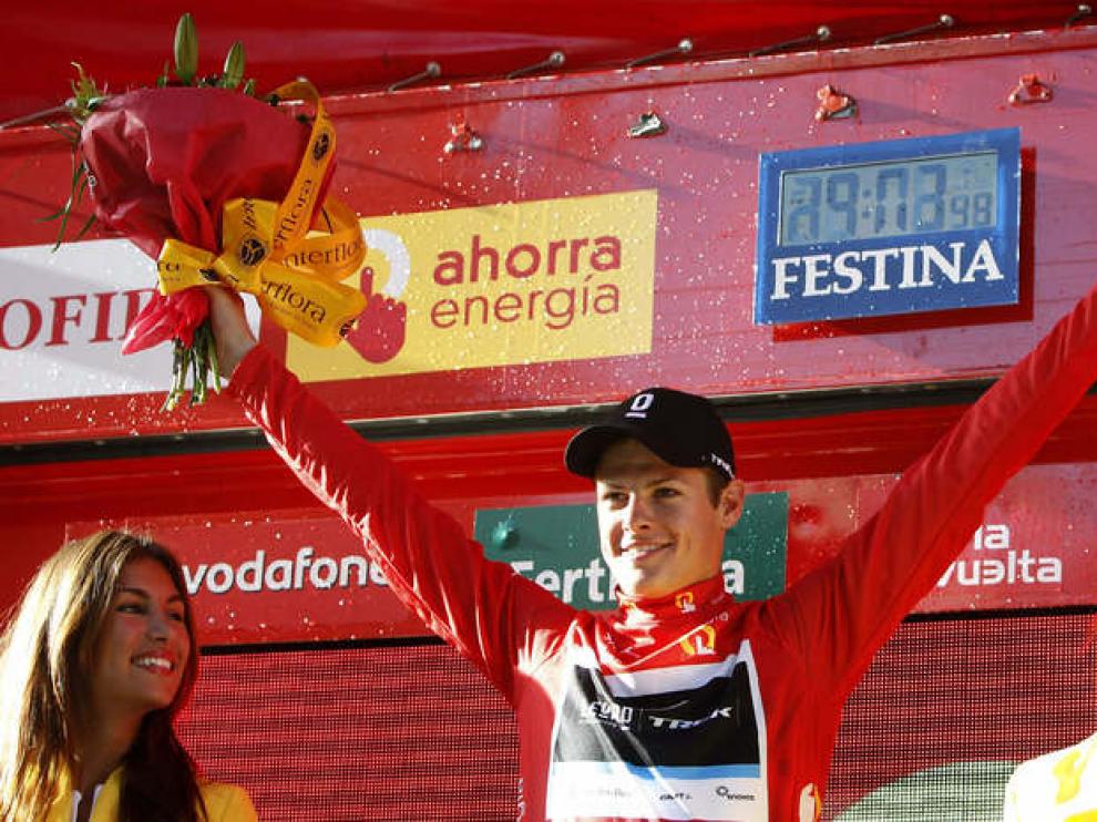 El vencedor celebra su triunfo por todo lo alto.