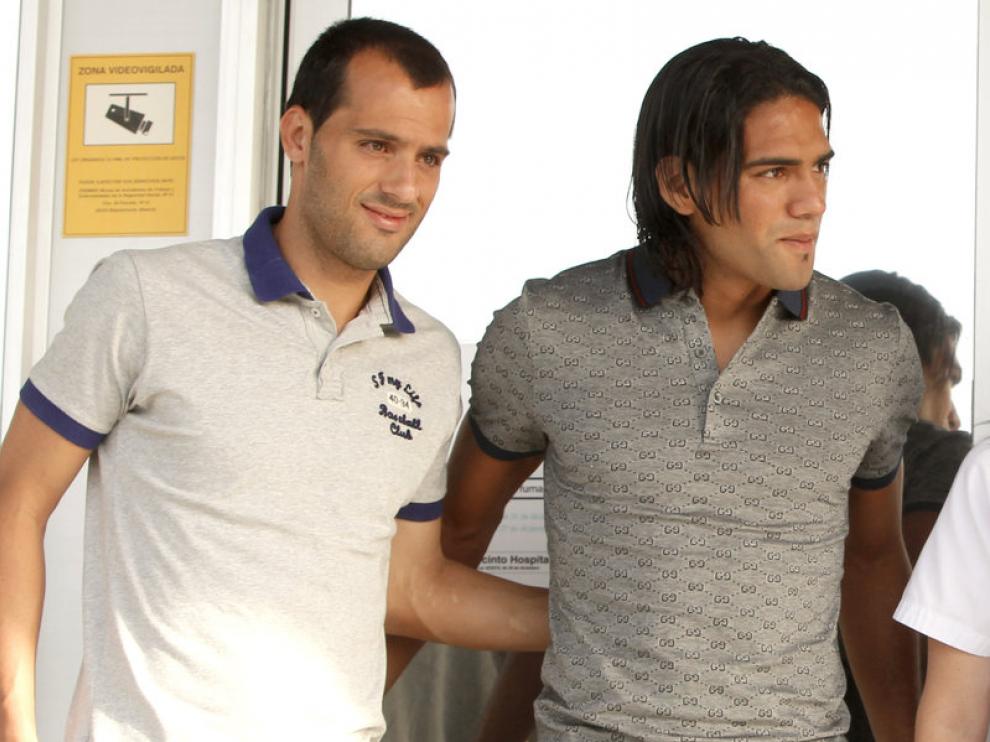 Ruben Micael (izquierda) y Falcao (derecha) acuden a su cita para pasar la revisión médica