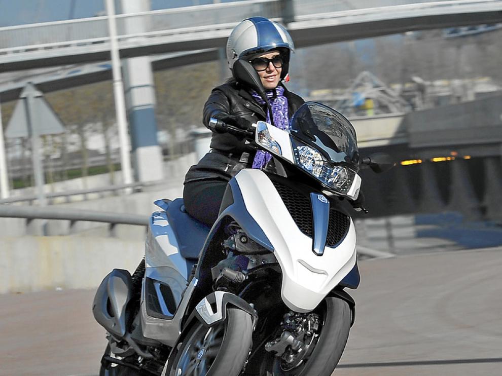 La amortiguación delantera permite inclinar el vehículo como una moto convencional