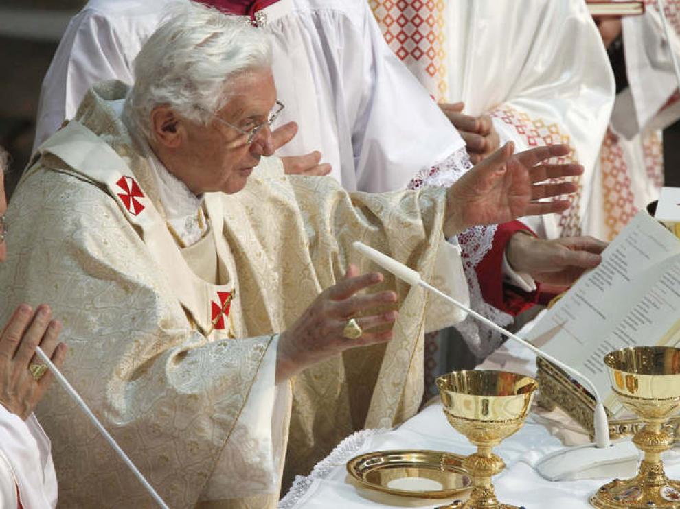 El papa durante la celebración de la misa en La Almudena