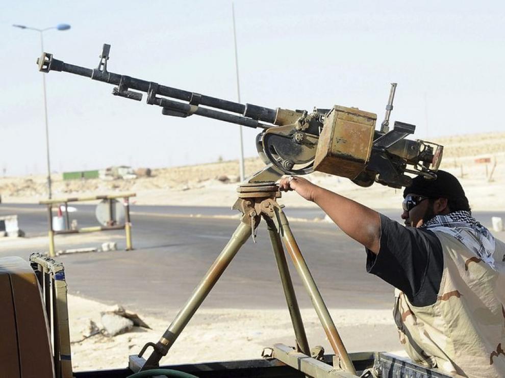 Fotografía del 18 de agosto, muestra a un rebelde libio preparando un arma a las puertas de Ajdabiya