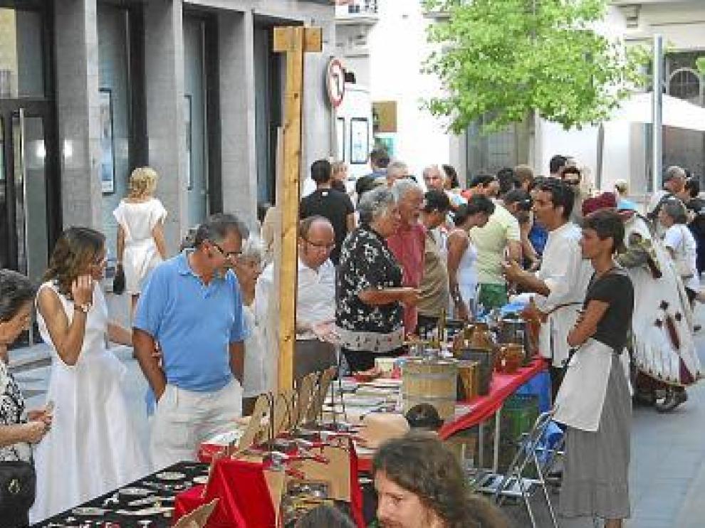 Los visitantes pudieron comprar 'stocks' del comercio de Barbastro.