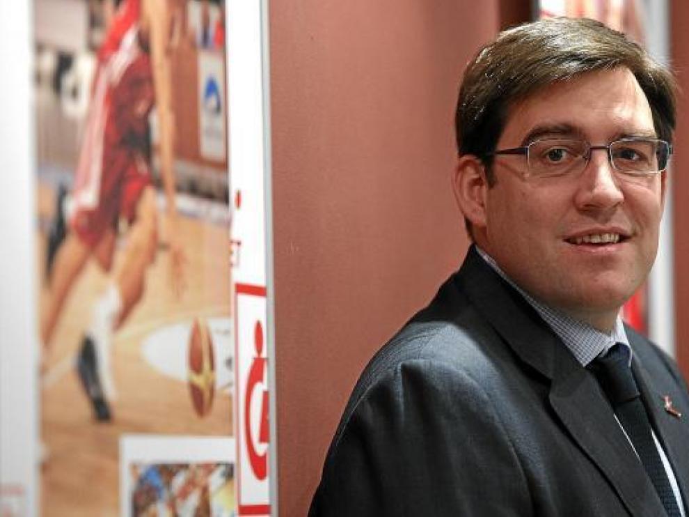El presidente del CAI, Reynaldo Benito, posa en las oficinas del club.