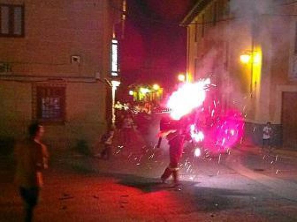 La noche se iluminó con las luces del toro de fuego.