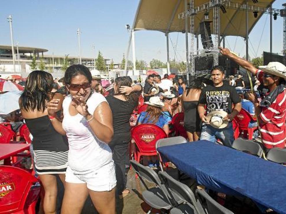 Ambiente previo al concierto de Don Omar en el Anfiteatro de Ranillas de la Expo, a las 17.00.